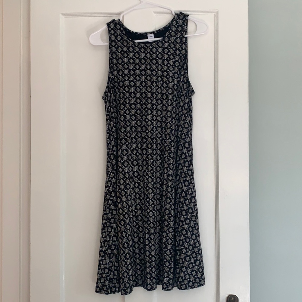 Old Navy black + white, like new shift dress